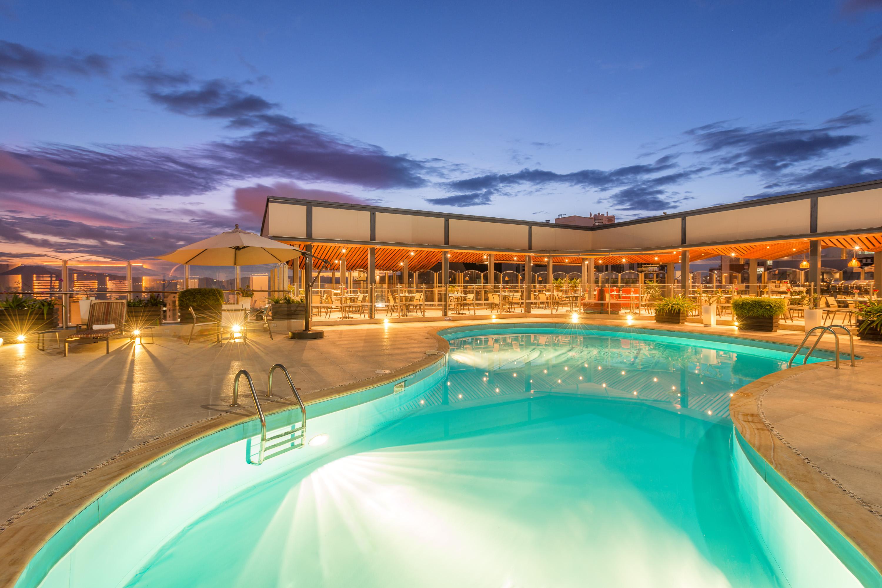 布卡拉曼加丹恩卡尔顿酒店 外观 照片 Rooftop pool at the hotel