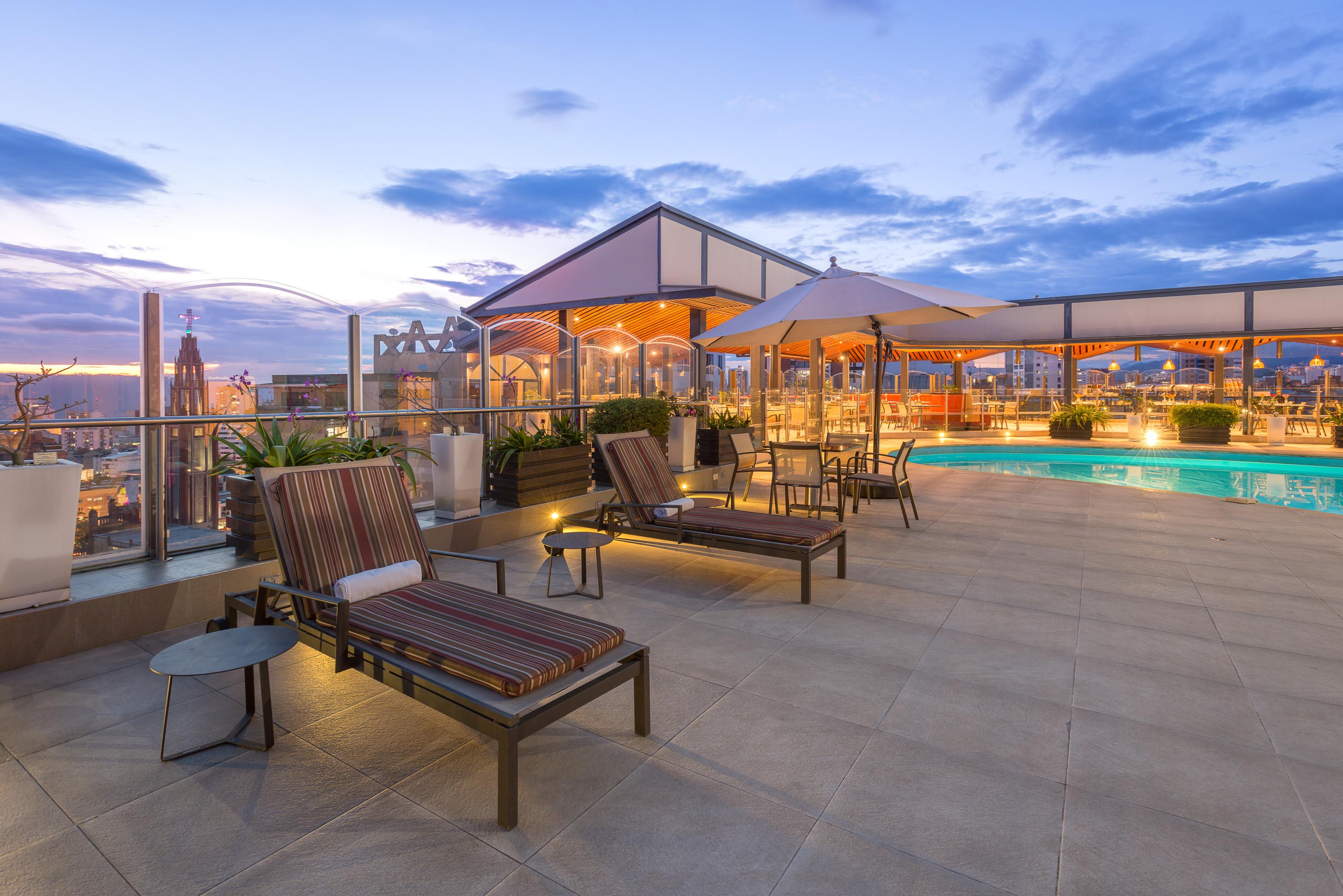 布卡拉曼加丹恩卡尔顿酒店 外观 照片 Rooftop pool at the Four Seasons Hotel, Bogotá