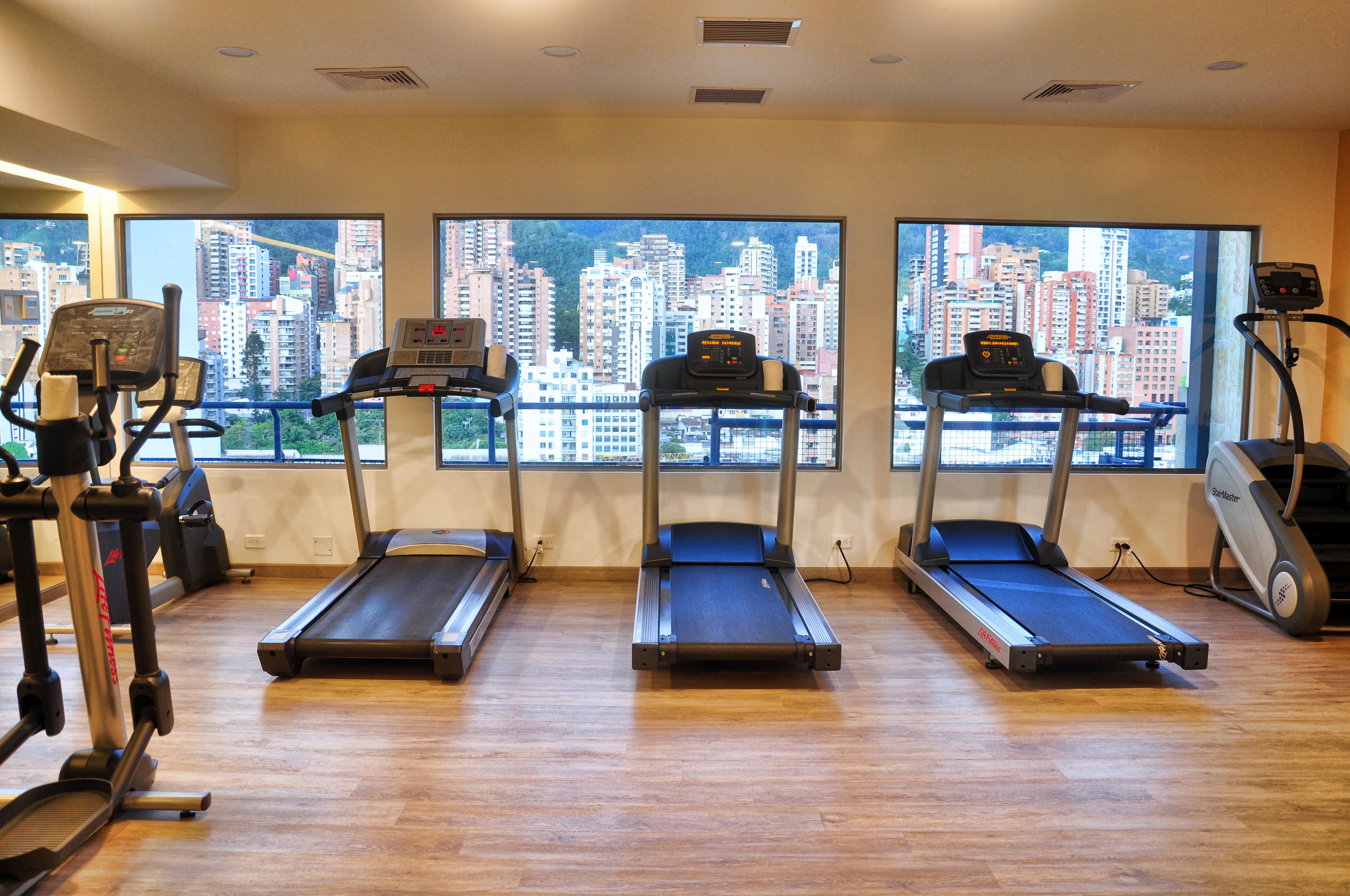 布卡拉曼加丹恩卡尔顿酒店 外观 照片 Treadmills in a gym