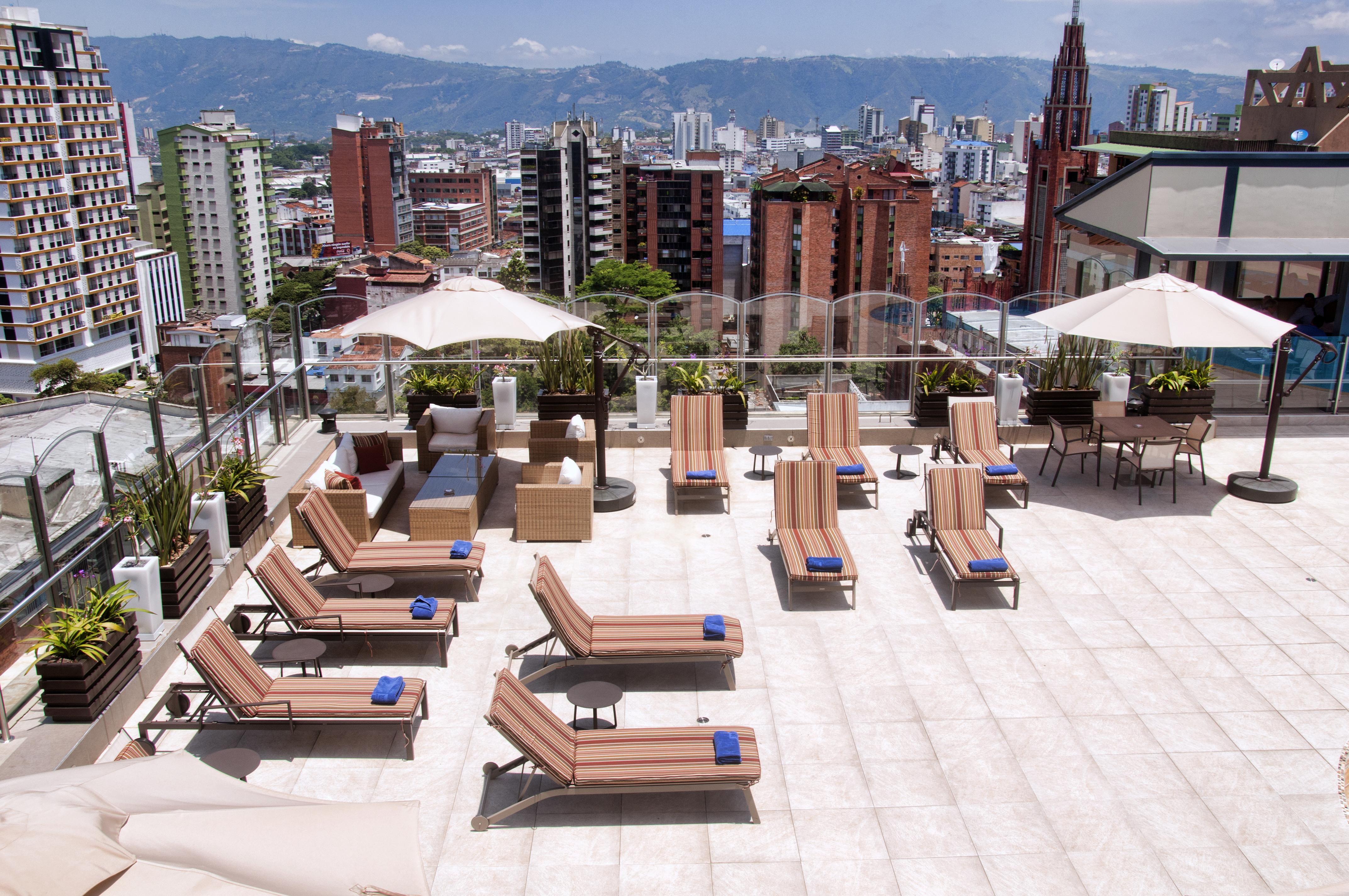 布卡拉曼加丹恩卡尔顿酒店 外观 照片 Rooftop pool at the Four Seasons Hotel Bogotá