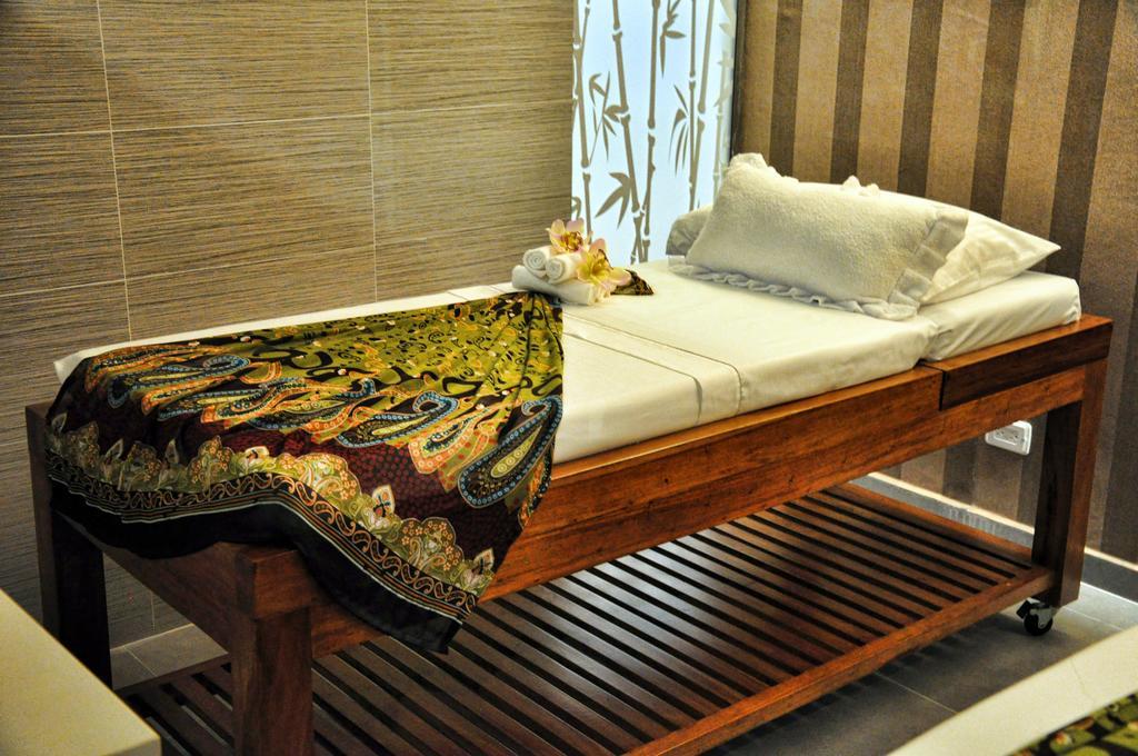 布卡拉曼加丹恩卡尔顿酒店 外观 照片 A massage table