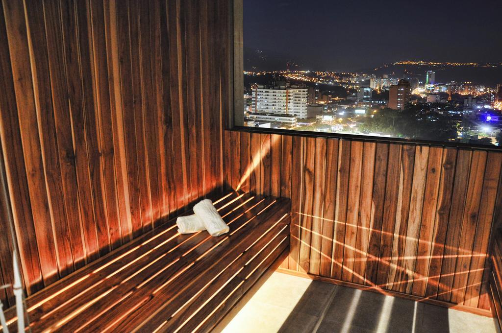布卡拉曼加丹恩卡尔顿酒店 外观 照片 A balcony in a hotel